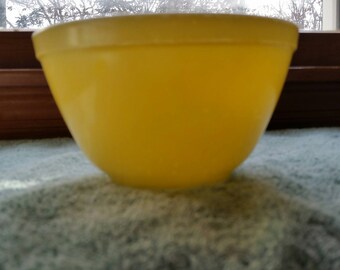 Pyrex Mixing Nesting 1/2 quart Yellow Bowl Vintage Kitchen