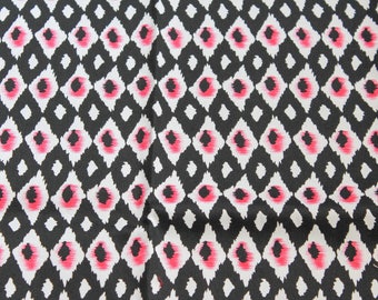 Coupon 145 cm X 53 cm black, white and pink geometric cotton canvas