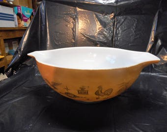 Pair of Cinderella Mixing Bowls in Early American by Pyrex 2-1/2 Qt. and 4 Qt.