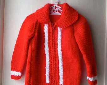 ON vente pull tricoté à la main rouge vif en 1970 ' s Vintage veste pull rouge et blanc cableknit / Vintage en tricot pull enfant taille 12 à 24 mont