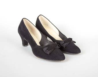 Vintage 1950s Shoes | 50s Black Suede Kitten Heels Bow High Heel Pumps (womens size 7)
