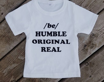 Être tee Humble enfant en bas âge, par bien-pensant fils