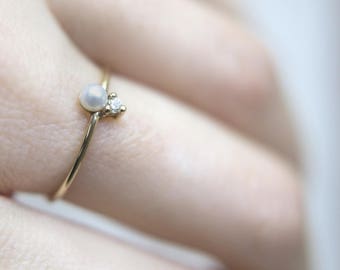 Minimal Diamond & Pearl Ring in 14 Karat Gold