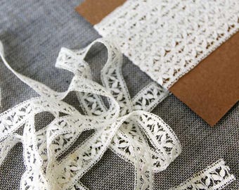Vintage lace trim, cream leaf pattern lace, 10mm wide lace trim