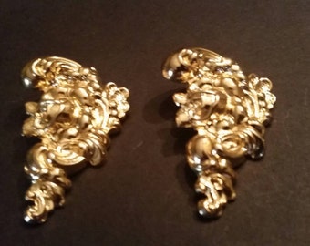 Vintage Gold Flower Lightweight Earrings Costume Jewelry