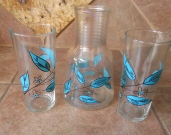 Hard to Find Anchor Hocking Ribbed Neck Carafe and Matching Ice Tea Tumbers, Striking Turquoise Leaf Design, Excellent Condition, Great Find