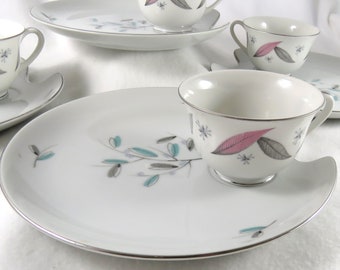 Retro Mid Century Vintage Set of Snack Plates & Cups, "Married" Service for Four