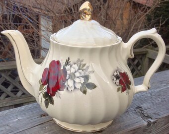 Beautiful Sadler Red Rose Teapot