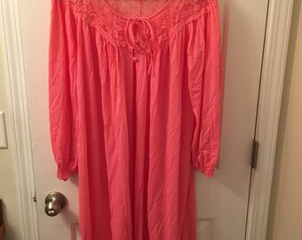 Miss Elaine 1960s robe