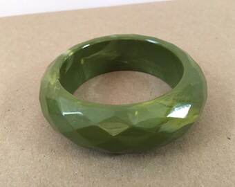 Green Faceted Lucite Bangle, Marbled Lucite Bangle, Chunky Green Bangle, Olive Green Lucite, 1980's Bangle, Marbled Green Bangle,