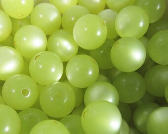 40 Vintage Lucite 9mm Pear Green Moonglow Beads Bd831