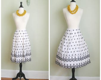 1950's White and Black Eyelet full skirt// Size Small