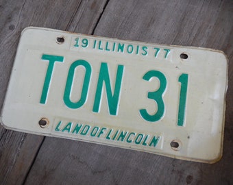 Vintage License Plate Illinois 1977 Ton 31 Green and Cream Metal Rustic Patina Decor Auto Car Tag Collectible Mancave Garage Decor