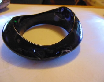 Vintage Chunky Black and White Lucite Bangle Bracelet