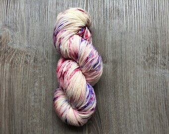 Cherry Speckled - Hand dyed yarn, 100% Superwashed Merino wool 100 gram/ 400m