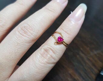 Vintage 18k yellow gold heart ruby ring pinky midi ring