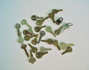 Assorted Vintage keys, lot of 25. Assorted styles, colors, makers. Metal keys, great for crafts, assemblage, collections.
