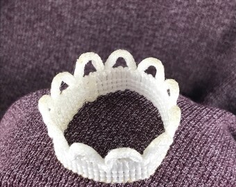 Scalloped lace crown