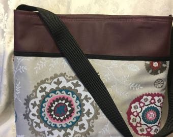 Pinwheel mandala motifs purple leatherette shoulder bag