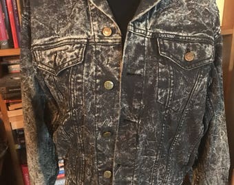 80's Guess Men's Black Acid Washed Denim Jacket Size M