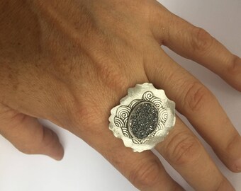 Ring with black oval druza