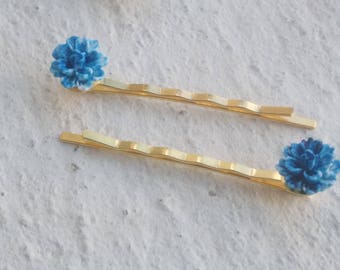 Duo of pins: blue flowers