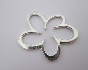 grand pendentif fleur stylisée 46 x 42mm en métal argenté