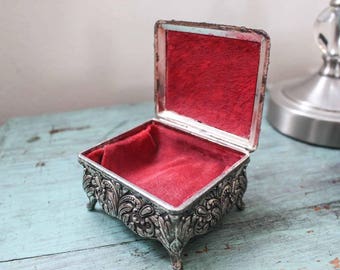 Vintage style jewelry box