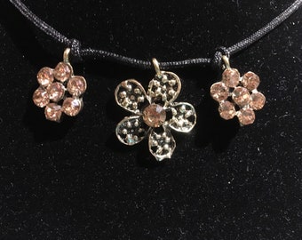 Flower choker necklace