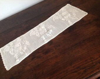 63x20cm, hand made crochet table runner.