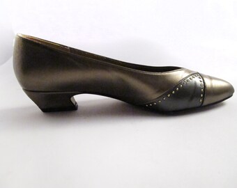 Soft System Gold Pump Flats By Life Stride Size 8