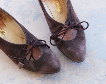 vintage 60s Kitten Heels 1960s Lace Up Heels Brown Suede Leather Pumps Sz 8.5 39