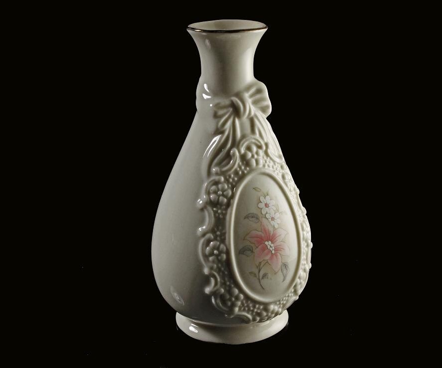 Cameo Ribbon Vase Royal Heritage Collection Taiwan