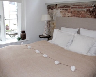 Moroccan pom pom blanket beige