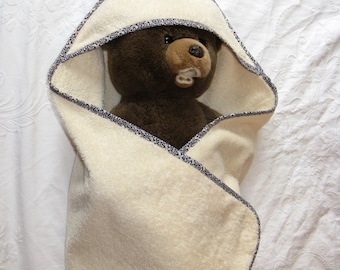 Bath towel for baby in 100% organic cotton with hood.