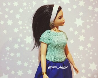 Knitted top for a curvy barbie doll