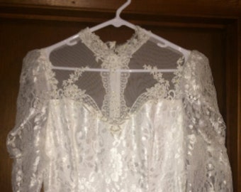 Vintage Wedding Dress and Veil - Size 8 / 10