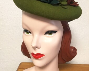 1940s Hunter Green Felt Tilt Hat with Felt Flowers and Grosgrain Bow