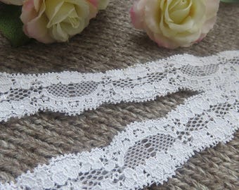 Thin white lace scalloped 26 mm