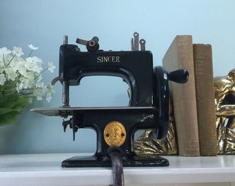 Vintage Singer Sewing Machine, Black Mini Childs Model 20, Miniature Toy Sewing Collectible, Sew Handy