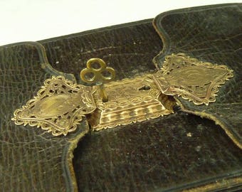 Georgian Key Locking Leather Purse Gold Filigree Armorial Clasp Silk Antique
