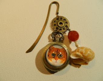 Bookmark giving time, his red cat, a cog and its shell...