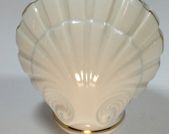 Powder Shaker, Shell Shaped