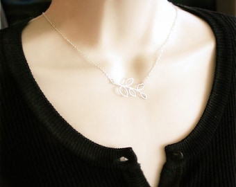 Branche collier, collier de feuilles. Branche avec des feuilles ouvertes, argent Sterling