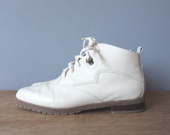 vintage pixie boots 5.5 / white ankle boots / lace up boots
