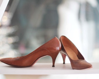 Vintage 1960s Socialites - A Red Cross shoe - light brown pointed toe pumps / US Women's size 6 / 6.5