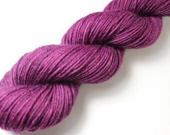 Skein hand - dyed Fingering - superwash Merino - and Nylon 50 g / 200 m - plum