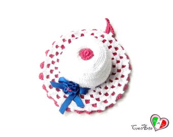 White and Hot Pink crochet hat pincushion - Cappellino puntaspilli bianco e fucsia all'uncinetto