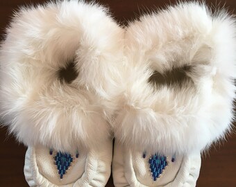 Women's Size 6 Native American Moccasins