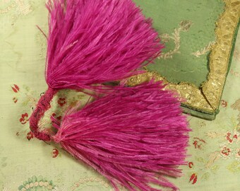 Lovely feather rich pink vintage millinery purple raspberry pink hat ostrich trim soft shades hat cloche bonnet dress 1930